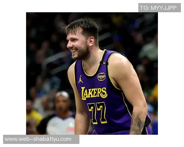 小里与东契奇的默契搭档雷迪克谈勒布朗缺阵的影响与应对策略